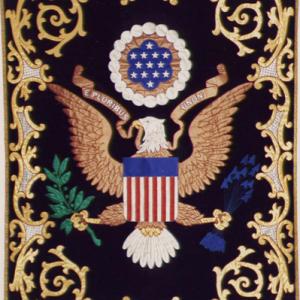 Tapiz Repostero con el escudo de los Estados Unidos de América.