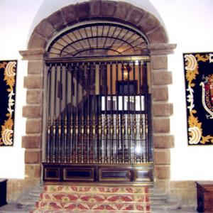 Escudo del rey Carlos III (izquierda) Escudo del rey Felipe II (derecha) Ministerio de Asuntos Exteriores. Madrid.
